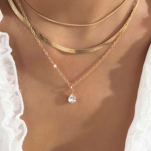 Jewelry - 3 piece layered tear drop rhinestone necklace